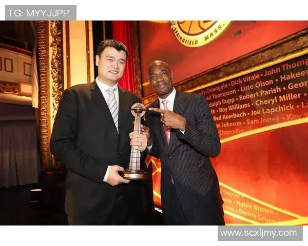 老头称赞姚明身高与才华并存篮球场上的传奇巨星